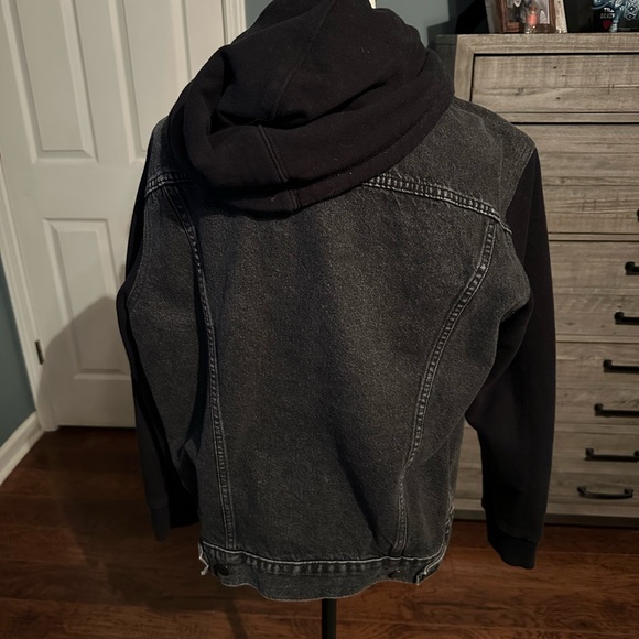Levi's Dark Gray Denim Jacket with Black Hoodie - Picture 4 of 5
